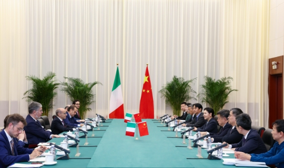贺荣会见意大利国家反腐败局局长布西亚 贺荣会见意大利国家反腐败局局长布西亚