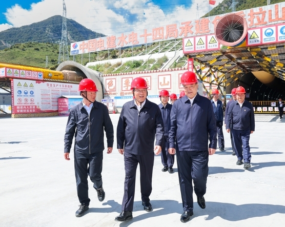 李强在西藏调研时强调：高质量实施国家重大工程项目 推动经济社会发展 增进各族人民福祉