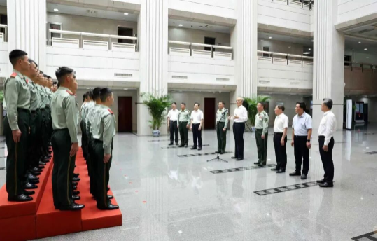 张军看望慰问驻最高法复员退伍武警战士1